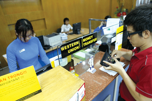 Khách hàng giao dịch tại ACB.