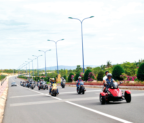 Đoàn mô tô "khủng" trên đường từ TPHCM đi Phan Thiết. Đoàn mô tô "khủng" trên đường từ TPHCM đi Phan Thiết.