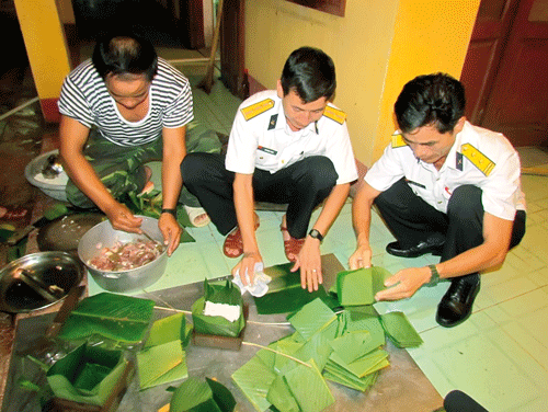 Chiến sĩ đảo Song Tử Tây chuẩn bị đón tết.