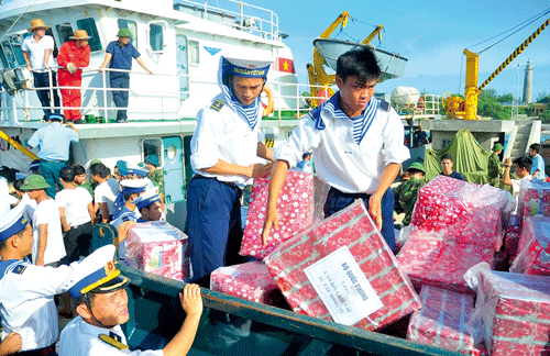 Quà tết đến với đảo Song Tử Tây.