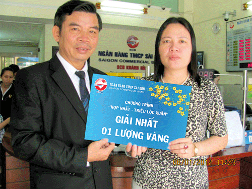 Khách hàng Nguyễn Thị Đào (SCB Khánh Hòa) may mắn trúng giải nhất 1 lượng vàng SJC.