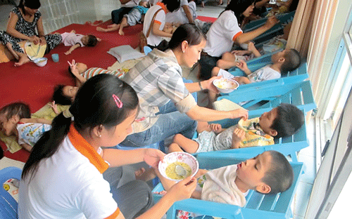 CBCNV Công ty Hùng Cá làm từ thiện tại Mái ấm Thiên Phước, huyện Củ Chi, TPHCM.