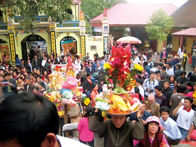 Tình trạng biến tướng lễ vật tại đền, chùa đang diễn ra tràn lan. Tình trạng biến tướng lễ vật tại đền, chùa đang diễn ra tràn lan.