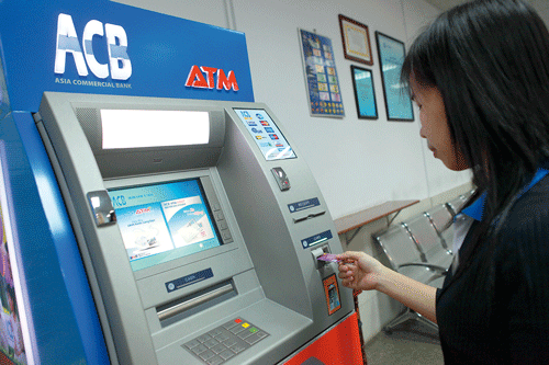 Khách hàng có thể chọn kênh chuyển tiền qua ATM. Ảnh: LÃ ANH