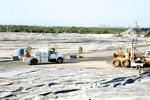 Phun hóa chất khử mùi tại khu liên hợp xử lý rác Đa Phước. Ảnh: Đức Trí