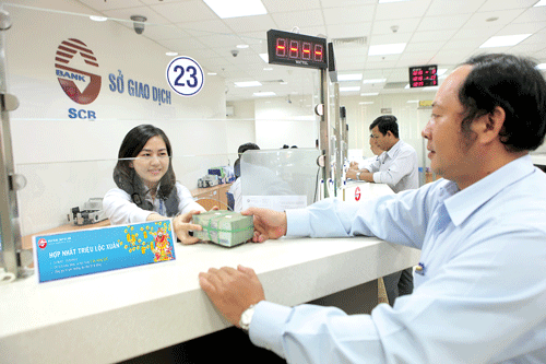 Khách hàng giao dịch tại SCB Cống Quỳnh.