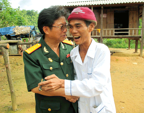 Hồ Uôi vui mừng đón Tổng Biên tập báo SGGP Trần Thế Tuyển trước căn nhà mới được Ban tổ chức Nghĩa tình Trường Sơn trao tặng.