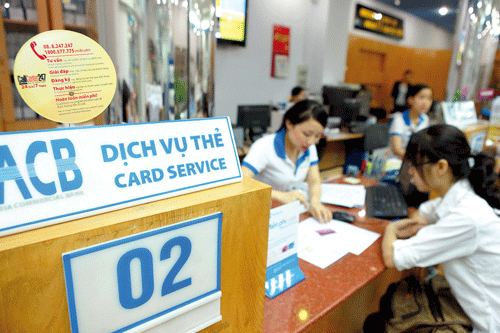 Giao dịch tại ACB. Ảnh: LÃ Anh