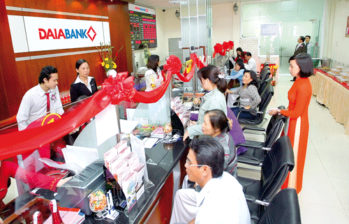 Khách hàng đang giao dịch tại DaiABank. Khách hàng đang giao dịch tại DaiABank.