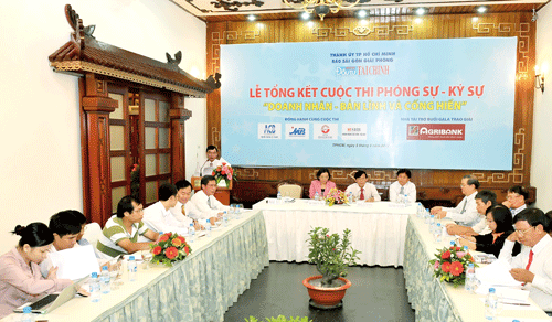 Ông Lê Tiền Tuyến, Phó TBT báo SGGP báo cáo tại Lễ Tổng kết. Ảnh: VIỆT DŨNG Ông Lê Tiền Tuyến, Phó TBT báo SGGP báo cáo tại Lễ Tổng kết. Ảnh: VIỆT DŨNG