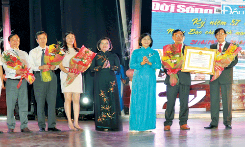 Ban Biên tập báo SGGP và cán bộ quản lý báo ĐTTC đón nhận Huân chương Lao động hạng Ba năm 2012. Ảnh: VIỆT DŨNG Ban Biên tập báo SGGP và cán bộ quản lý báo ĐTTC đón nhận Huân chương Lao động hạng Ba năm 2012. Ảnh: VIỆT DŨNG