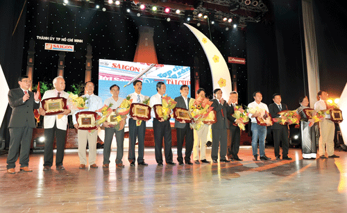 Ban Biên tập báo SGGP trao kỷ niệm chương cho 12 doanh nhân đoạt giải trong cuộc thi PS-KS "Doanh nhân - Bản lĩnh và cống hiến" do báo ĐTTC tổ chức. Ảnh: VIỆT DŨNG