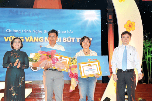 Bà Thân Thị Thư, Ủy viên Ban Thường vụ, Trưởng Ban Tuyên giáo Thành ủy TPHCM (trái), ông Đào Minh Tú, Phó Thống đốc NHNN (phải) trao giải Nhì cho 2 tác giả đạt giải cuộc thi PS-KS "Doanh nhân - Bản lĩnh và cống hiến" do báo ĐTTC tổ chức. Ảnh: VIỆT DŨNG