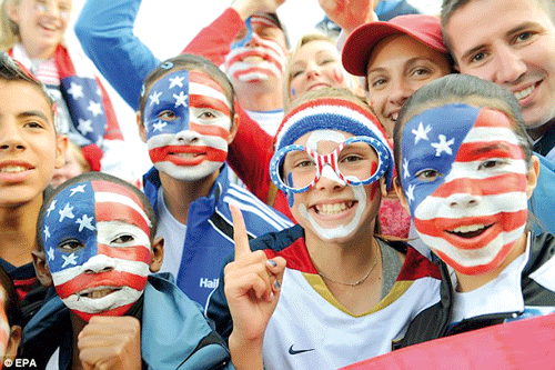 Mỗi trận cầu diễn ra luôn có một biển cổ động viên hò reo, cỗ vũ.