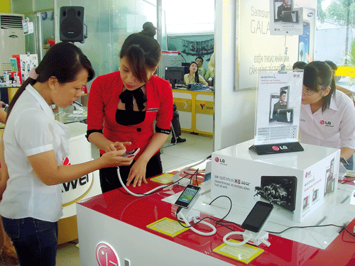 Tư vấn khách hàng tại Viễn Thông A. Ảnh: H.VY