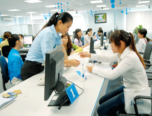 Khách hàng giao dịch tại Eximbank. Ảnh: C.THĂNG