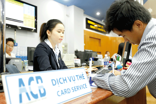 Khách hàng làm thủ tục mở thẻ tại ACB. Ảnh: LÃ ANH