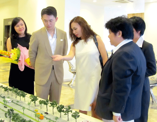 Ông Hitoshi (thứ 2 từ trái qua) tham quan dự án Sunrise City.