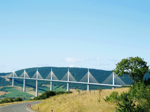 Cầu Millau nhìn lên từ thung lũng. Một góc phố với kiến trúc cổ kính. Thị tứ vùng quê yên bình. Cây cổ thụ được bảo tồn trên đường phố. Nhà cổ phương Nam. Phút thư giãn của khách lãng du. Một điểm bán hàng lưu động. Bán hàng ăn ngoài trời phục vụ khách du lịch sinh thái.