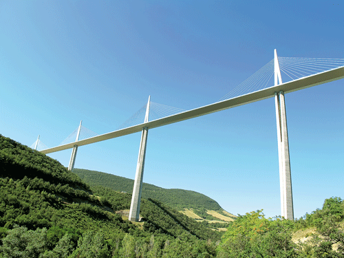 Cầu Millau nhìn lên từ thung lũng. Một góc phố với kiến trúc cổ kính. Thị tứ vùng quê yên bình. Cây cổ thụ được bảo tồn trên đường phố. Nhà cổ phương Nam. Phút thư giãn của khách lãng du. Một điểm bán hàng lưu động. Bán hàng ăn ngoài trời phục vụ khách du lịch sinh thái.