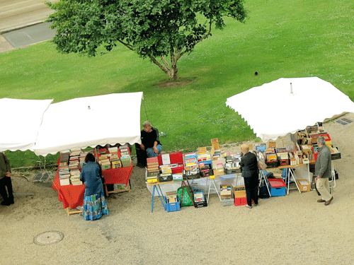 Cầu Millau nhìn lên từ thung lũng. Một góc phố với kiến trúc cổ kính. Thị tứ vùng quê yên bình. Cây cổ thụ được bảo tồn trên đường phố. Nhà cổ phương Nam. Phút thư giãn của khách lãng du. Một điểm bán hàng lưu động. Bán hàng ăn ngoài trời phục vụ khách du lịch sinh thái.