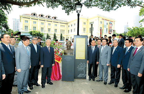 Tổng Bí thư Nguyễn Phú Trọng và các thành viên trong đoàn thăm Gardens by the Bay.