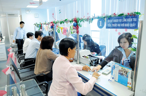 Khách hàng giao dịch tại Eximbank. Ảnh: C.THĂNG