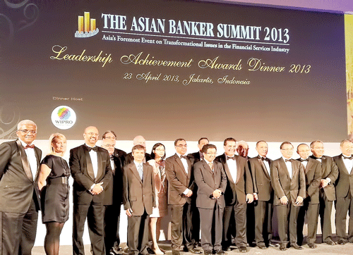 Ông Trương Văn Phước (thứ 4 từ trái qua, hàng trên) nhận giải "Thành tựu điều hành NH" và "NH được quản lý tốt nhất Việt Nam năm 2013.