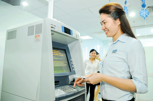 Giao dịch tại ATM của Eximbank. Ảnh: CAO THĂNG