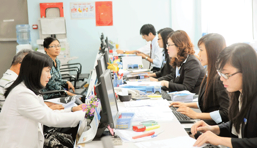 Khách hàng giao dịch tại Eximbank. Ảnh: CAO THĂNG