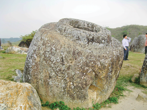 Cánh đồng chum có khoảng 700 chiếc chum đá thu hút nhiều du khách tới tham quan.