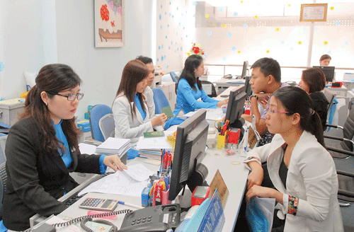 Khách hàng giao dịch tại Eximbank. Ảnh: CAO THĂNG