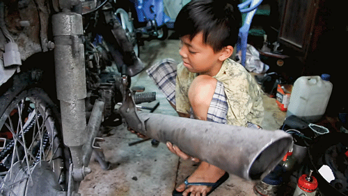 Em Mã Hành Tính hàng ngày phải phụ sửa xe kiếm sống.