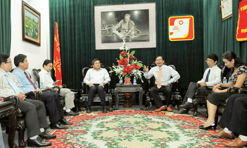 Ông Lê Tiền Tuyến, Phó Tổng Biên tập và cán bộ, phóng viên báo SGGP tiếp ông Nguyễn Văn Giàu, Chủ nhiệm UBKT Quốc hội. Ảnh: CAO THĂNG