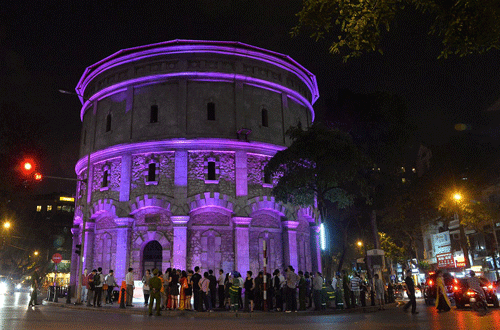 Tháp nước Hàng Đậu lung linh trong ánh sáng đèn trang trí.