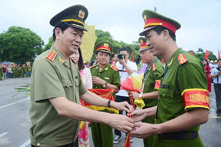 Đại tướng Trần Đại Quang, Bộ trưởng Bộ Công an tặng cờ lưu niệm các đội tham gia hội thi.