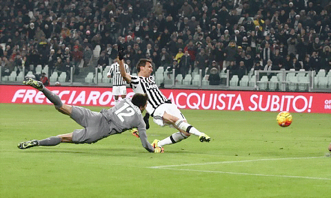 Mandzukic ghi bàn, đưa Juve vươn lên dẫn 2-1.