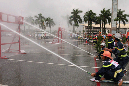 Các chiến sỹ PCCC sôi nổi thi tài.