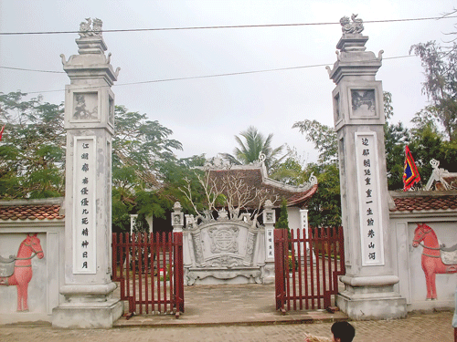 Đền thờ và mộ Nguyễn Công Trứ tại làng Uy Viễn, huyện Nghi Xuân, Hà Tĩnh. Đền thờ và mộ Nguyễn Công Trứ tại làng Uy Viễn, huyện Nghi Xuân, Hà Tĩnh.