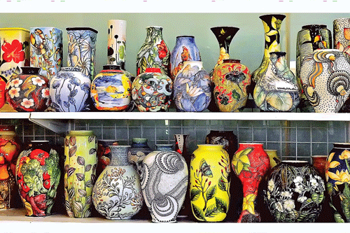 Hàng gốm sứ ngày càng tinh xảo, trở thành vật trang trí. Hàng gốm sứ ngày càng tinh xảo, trở thành vật trang trí.