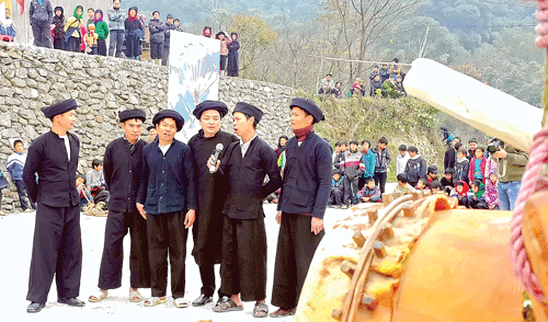 Khách được mời cùng hát giao duyên với người dân tộc La Chí trong tết Khu Cù Tê. Rượu "hoẵng" được đổ vào sừng trâu để các trưởng họ làm lễ. Khách được mời cùng hát giao duyên với người dân tộc La Chí trong tết Khu Cù Tê. Rượu "hoẵng" được đổ vào sừng trâu để các trưởng họ làm lễ.