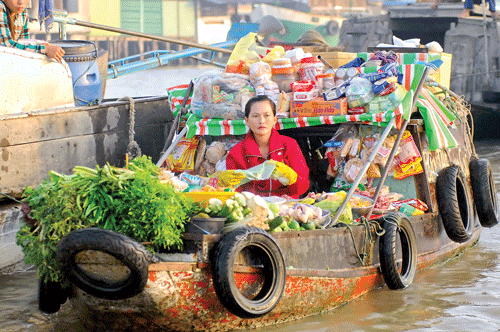 Chợ trên sông. Ảnh: LONG THANH