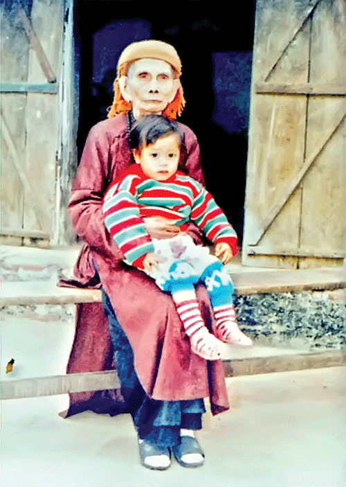 Bà Pháo 97 tuổi, được xung quanh suy tôn là người họ Ngô cuối cùng ở đất Đường Lâm (Sơn Tây, Hà Tây cũ). Bà Pháo 97 tuổi, được xung quanh suy tôn là người họ Ngô cuối cùng ở đất Đường Lâm (Sơn Tây, Hà Tây cũ).