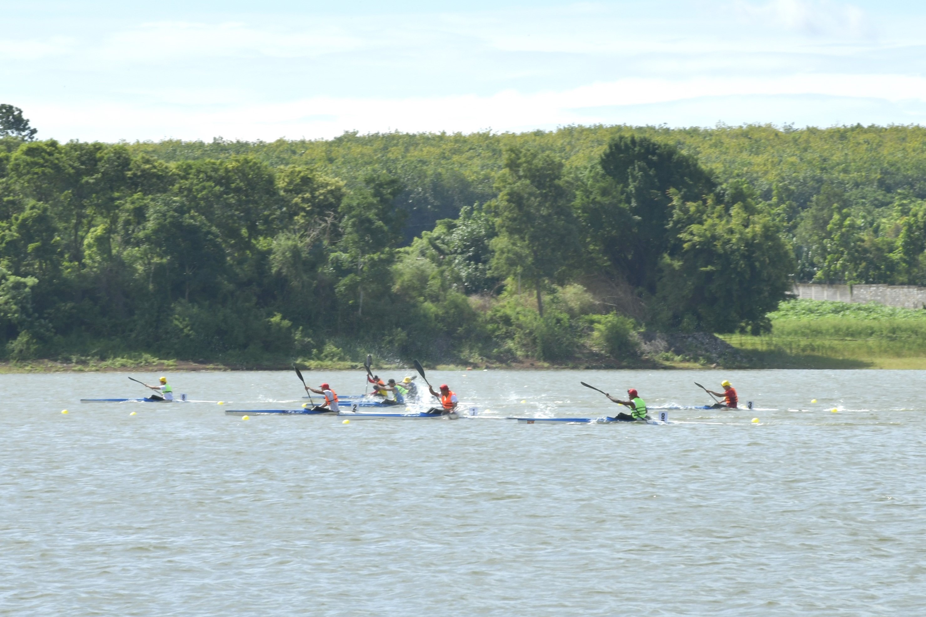 Ngay sau lễ khai mạc, các đội bước vào tranh tài ở những lượt thi đấu chung kết ở nội dung 200m. Ảnh: TRÚC GIANG