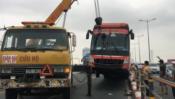 Xe khách leo lên dải phân cách trên cầu Sài Gòn, giao thông tê liệt nhiều giờ