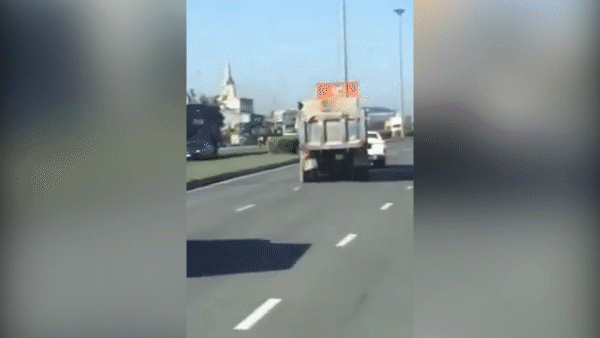 Bắt khẩn cấp tài xế xe ben không chấp hành hiệu lệnh, tông vào xe CSGT   