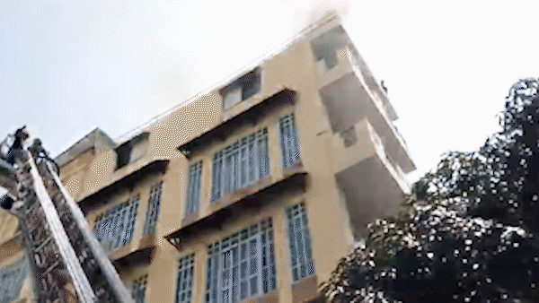 Giải cứu 2 người đàn ông mắc kẹt trong căn nhà cháy ở quận Gò Vấp