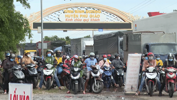 CSGT Bình Phước dẫn đường cho hàng ngàn phương tiện từ TPHCM, Bình Dương đổ về Tây Nguyên