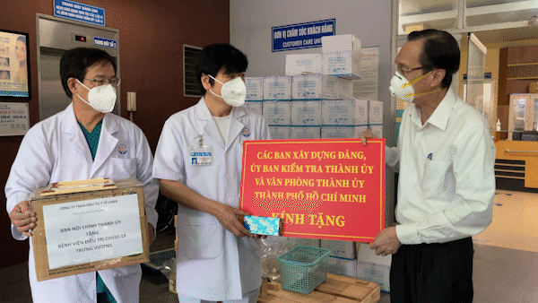 Trưởng Ban Nội chính Thành ủy TPHCM thăm hỏi, động viên y bác sĩ tuyến đầu chống dịch