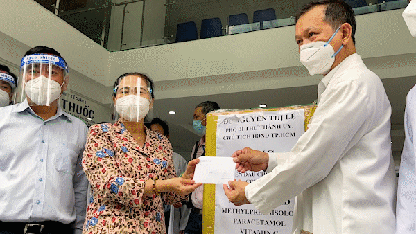 Lãnh đạo TPHCM thăm, động viên người dân và lực lượng tuyến đầu chống dịch Covid-19